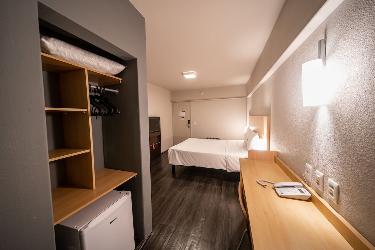 standard room, 1 queen bed | 1 bedroom, desk, blackout curtains, free cots/infant beds
