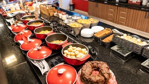 Un montaje de buffet con diferentes alimentos y utensilios.