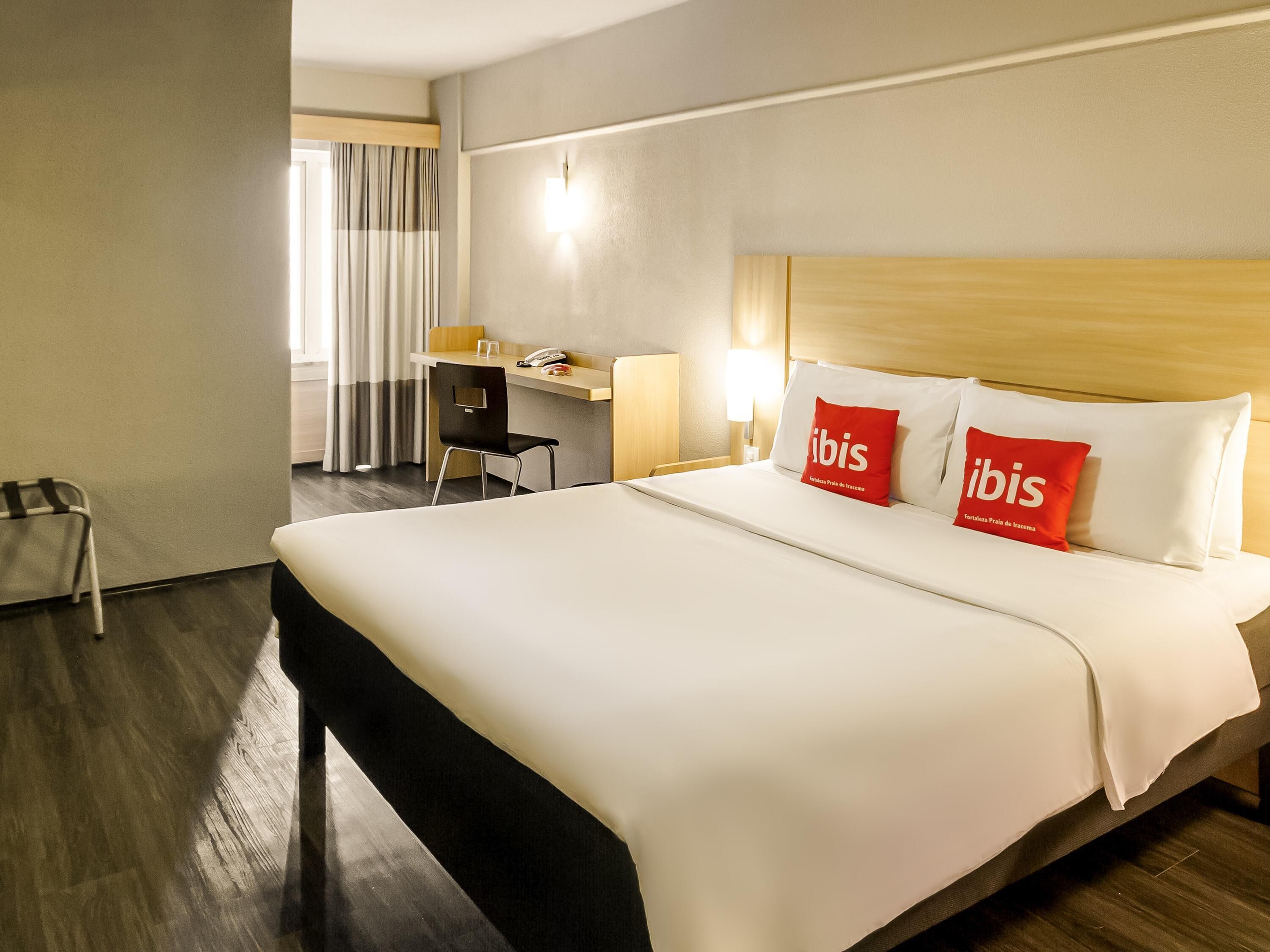 Executive Double partial Sea View apartment with Queen-Size Bed | Desk, blackout drapes, free cribs/infant beds, free WiFi