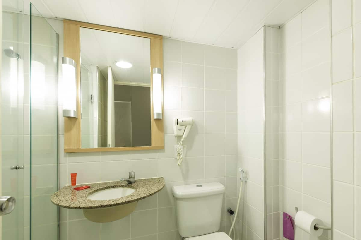 1 bedroom, desk, blackout curtains, free cots/infant beds