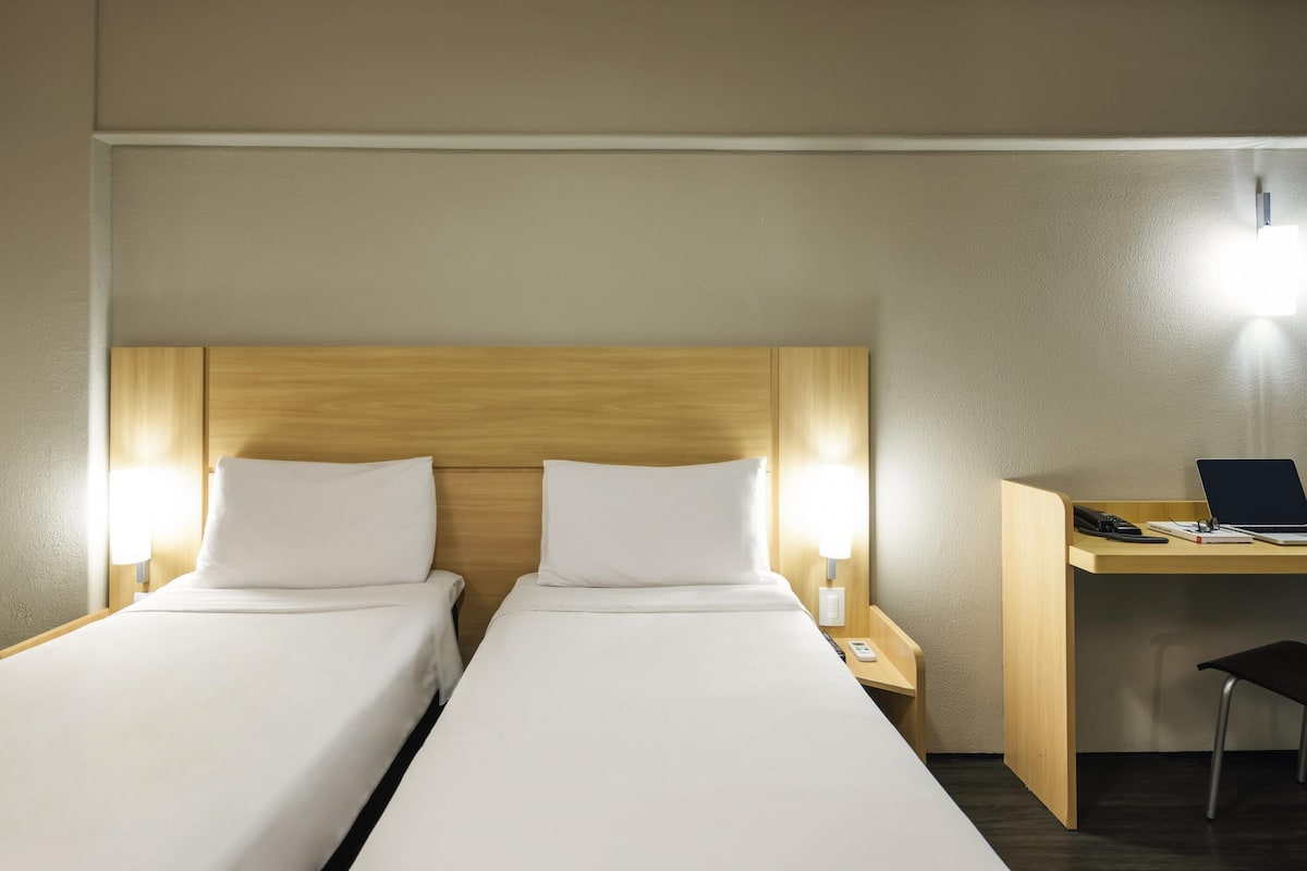 Standardzimmer, 2 Einzelbetten | 1 Schlafzimmer, Schreibtisch, Verdunkelungsvorhänge