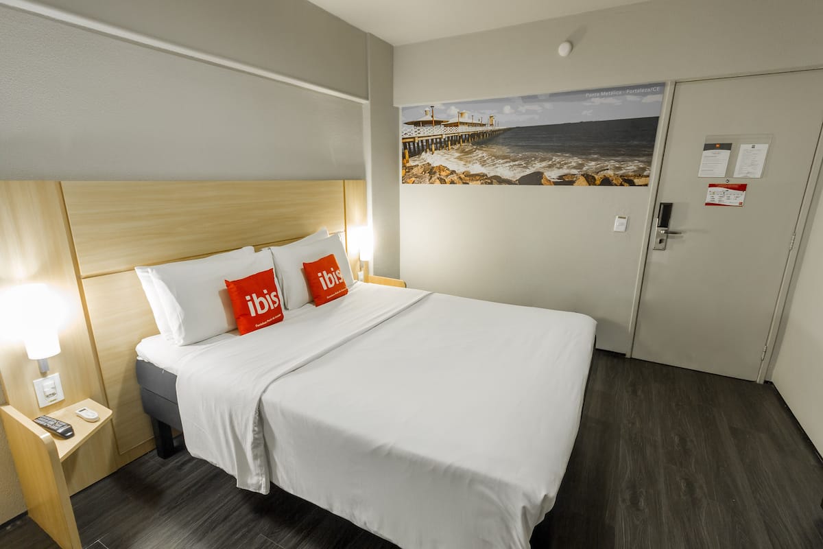 1 sovrum, skrivbord, mörkläggningsgardiner och gratis barnsängar