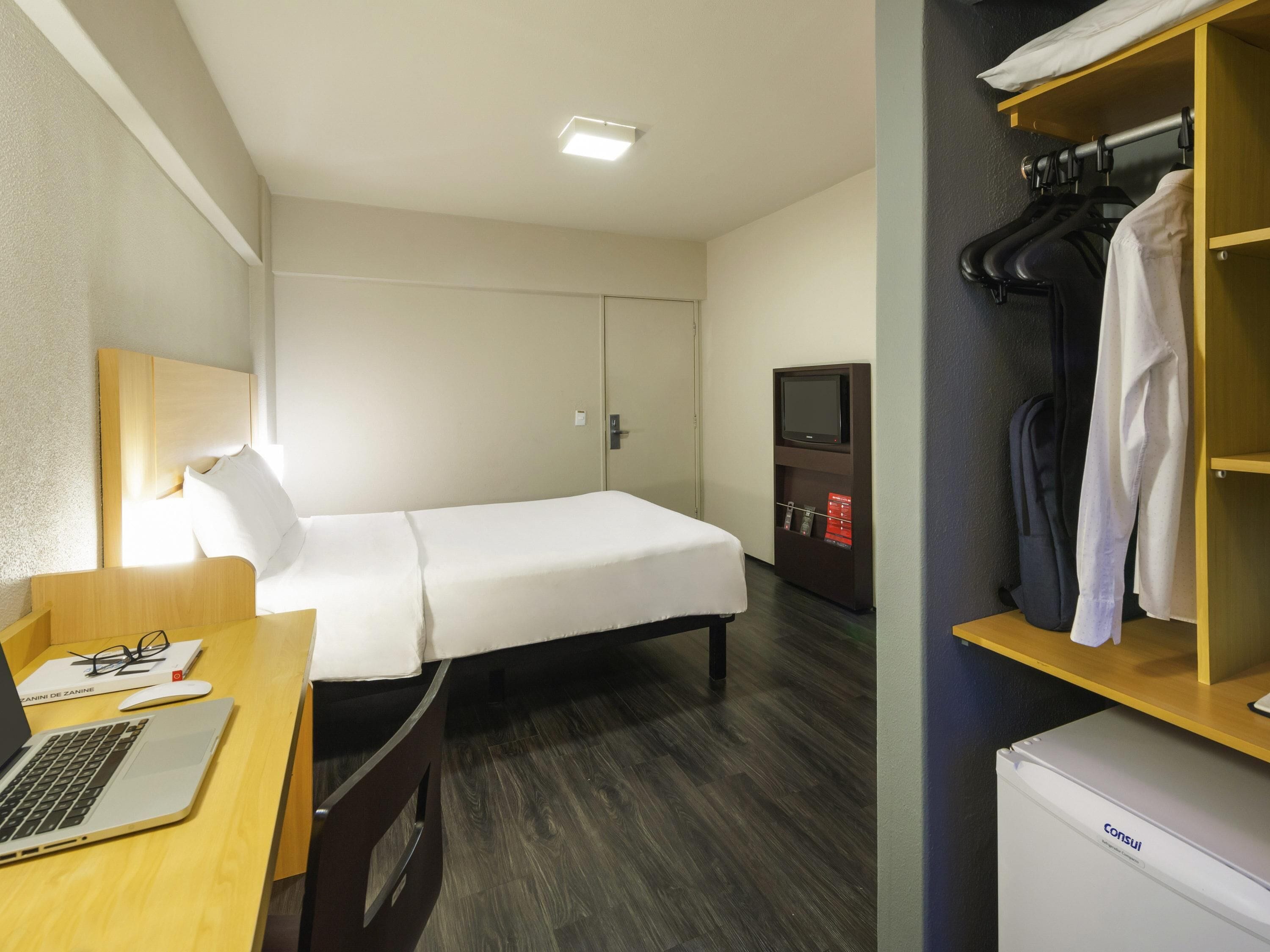 Escritorio, cortinas blackout, cunas gratuitas y wifi gratis 