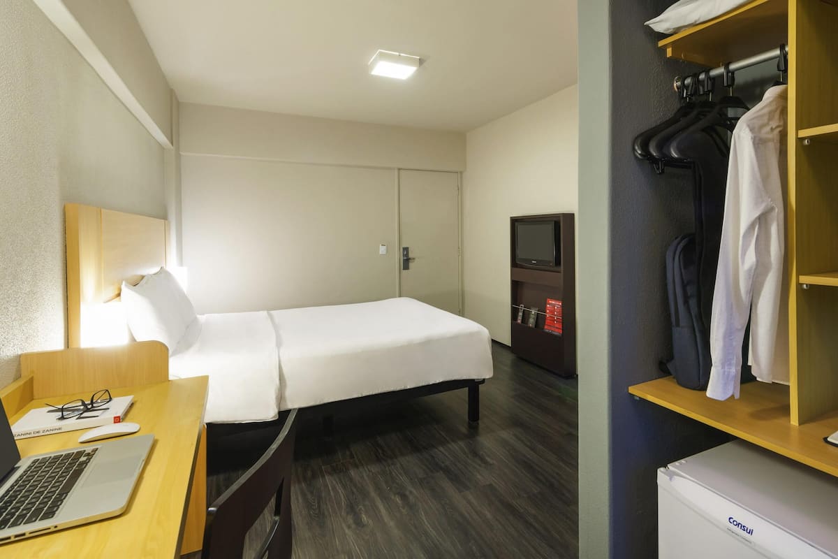 Standardzimmer, 1 Queen-Bett | Schreibtisch, Verdunkelungsvorhänge, kostenlose Babybetten