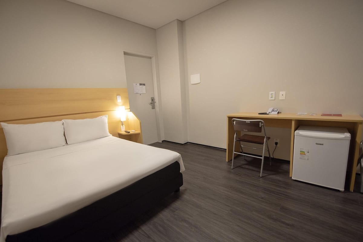 Room, 1 Queen Bed, Accessible | Desk, blackout drapes, cribs (free), WiFi (free)