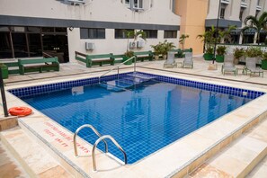 Outdoor pool, pool loungers - ibis Fortaleza Praia de Iracema (Fortaleza)