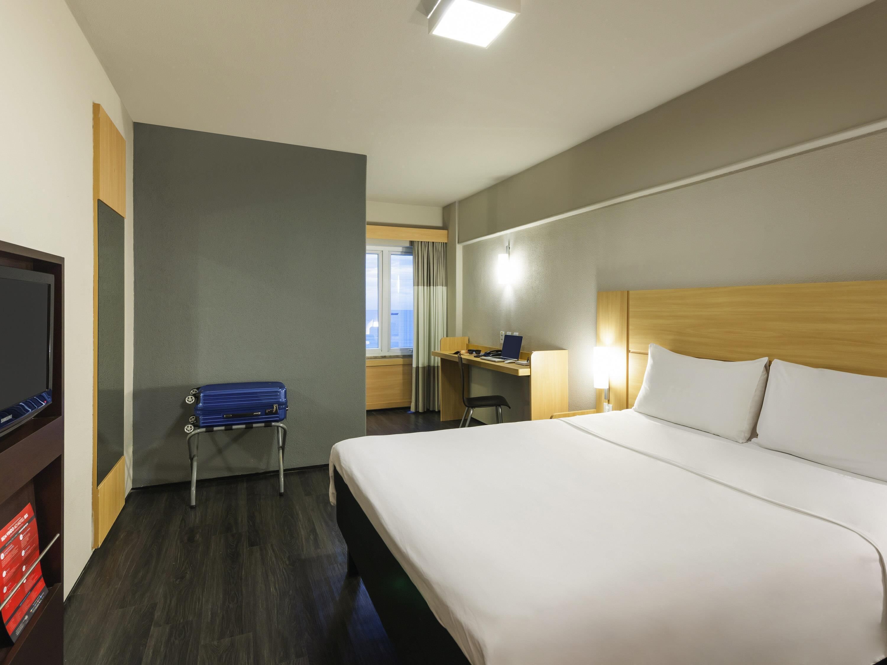 Double room with partial sea view - queen-size bed | Desk, blackout drapes, free cribs/infant beds, free WiFi
