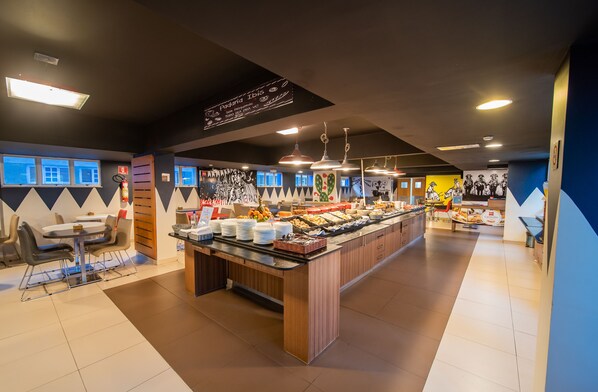 Daily full breakfast (BRL 53 per person)