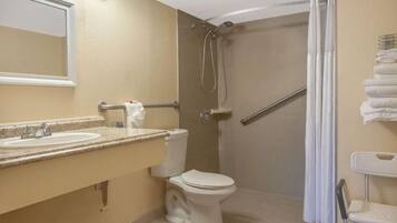 Duschwanne, kostenlose Toilettenartikel, Haartrockner, Handtücher