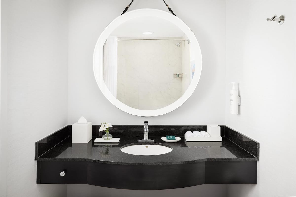 Ducha, artículos de higiene personal de diseño y secador de pelo