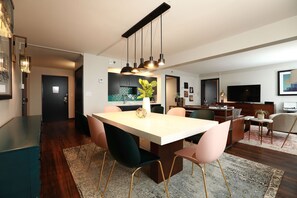 Caja de seguridad en la habitación y decoración personalizada 