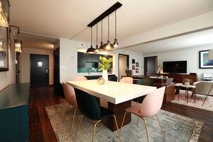 Caja de seguridad en la habitación y decoración personalizada 