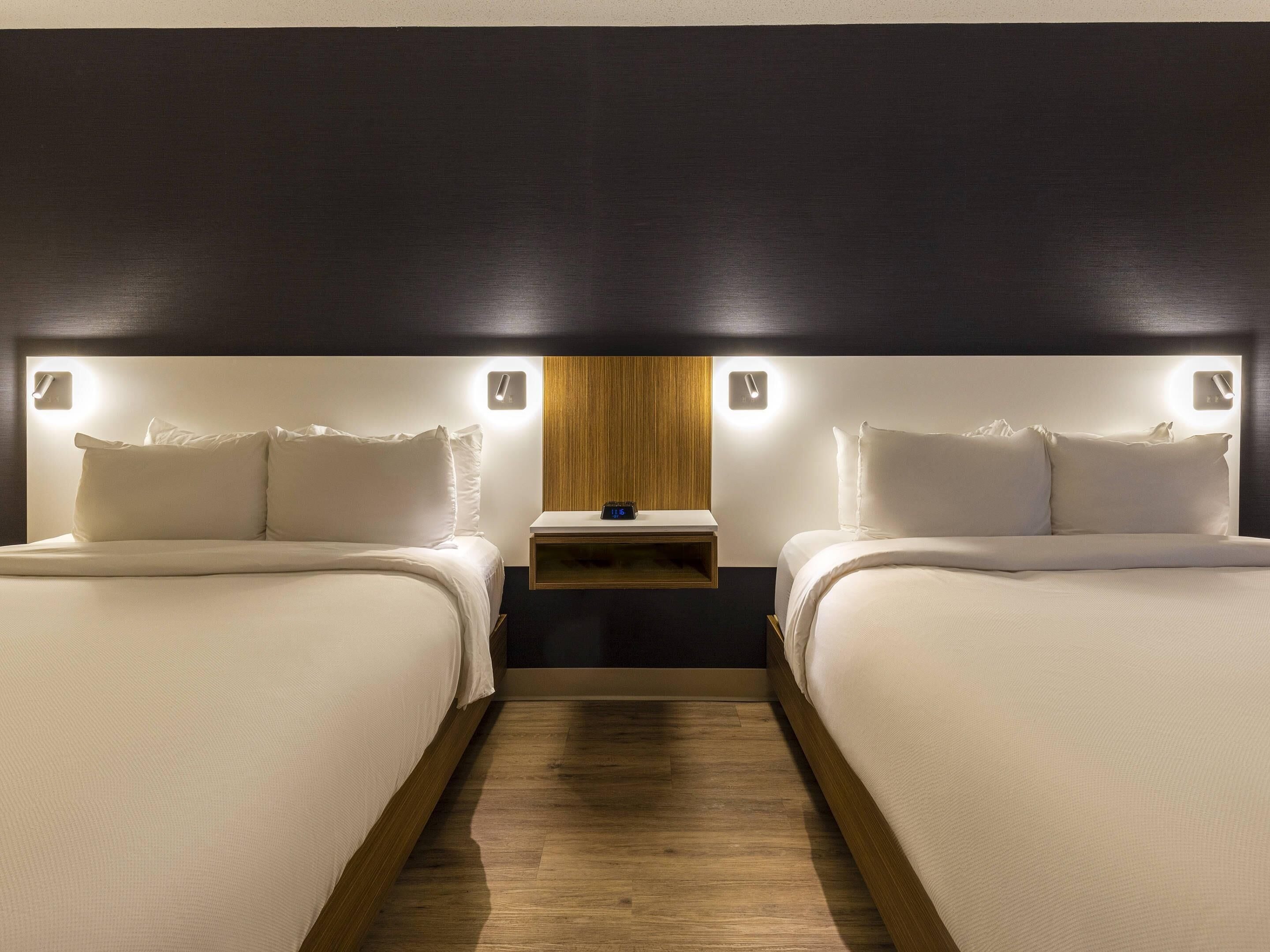 Luxe beddengoed, pillowtop-bedden, een bureau, een laptopwerkplek