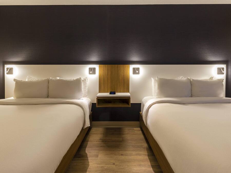 Luxe beddengoed, pillowtop-bedden, een bureau, een laptopwerkplek