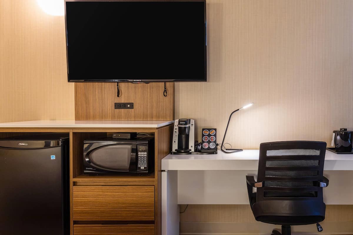 Premium bedding, pillowtop beds, desk, laptop workspace