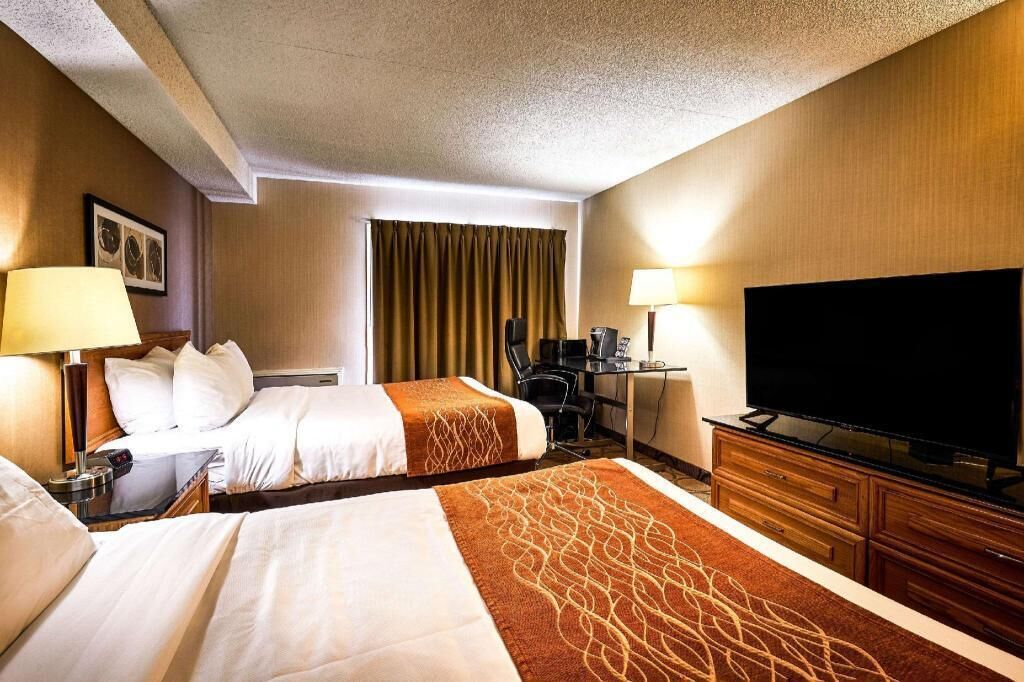 Luxe beddengoed, pillowtop-bedden, een bureau, een laptopwerkplek