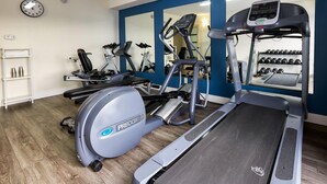 A gym with treadmills, ellipticals, and a mirror wall. - Comfort Inn Rouyn Noranda (Rouyn-Noranda)