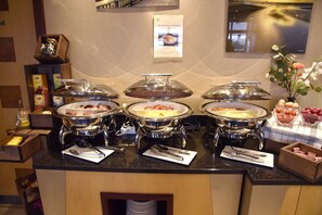 Tägliches Frühstücksbuffet (15.00 EUR pro Person)