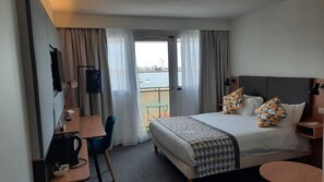 Minibar, desk, blackout drapes, iron/ironing board - Holiday Inn Calais by IHG (Calais)
