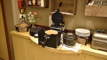Petit déjeuner buffet (18.00 EUR par personne)
