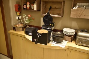 每日供應吃到飽早餐 (每人 EUR18.00)