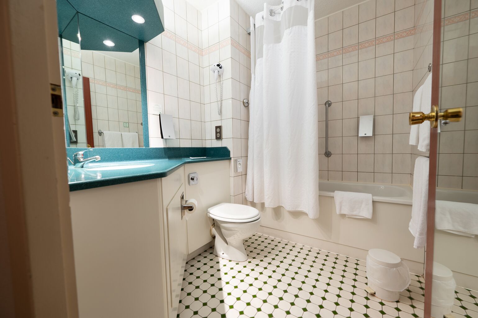 Ein Badezimmer mit Toilette, Waschbecken, Dusche und Badewanne.