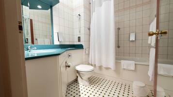 Ein Badezimmer mit Toilette, Waschbecken, Dusche und Badewanne.