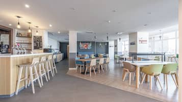 Un café moderno con zona de bar, asientos y un tablero de menú.