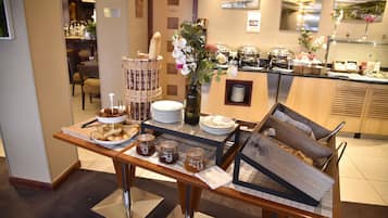 Se ofrece un desayuno bufé (18.00 EUR por persona)