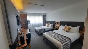 Minibar, desk, blackout drapes, iron/ironing board - Holiday Inn Calais by IHG (Calais)