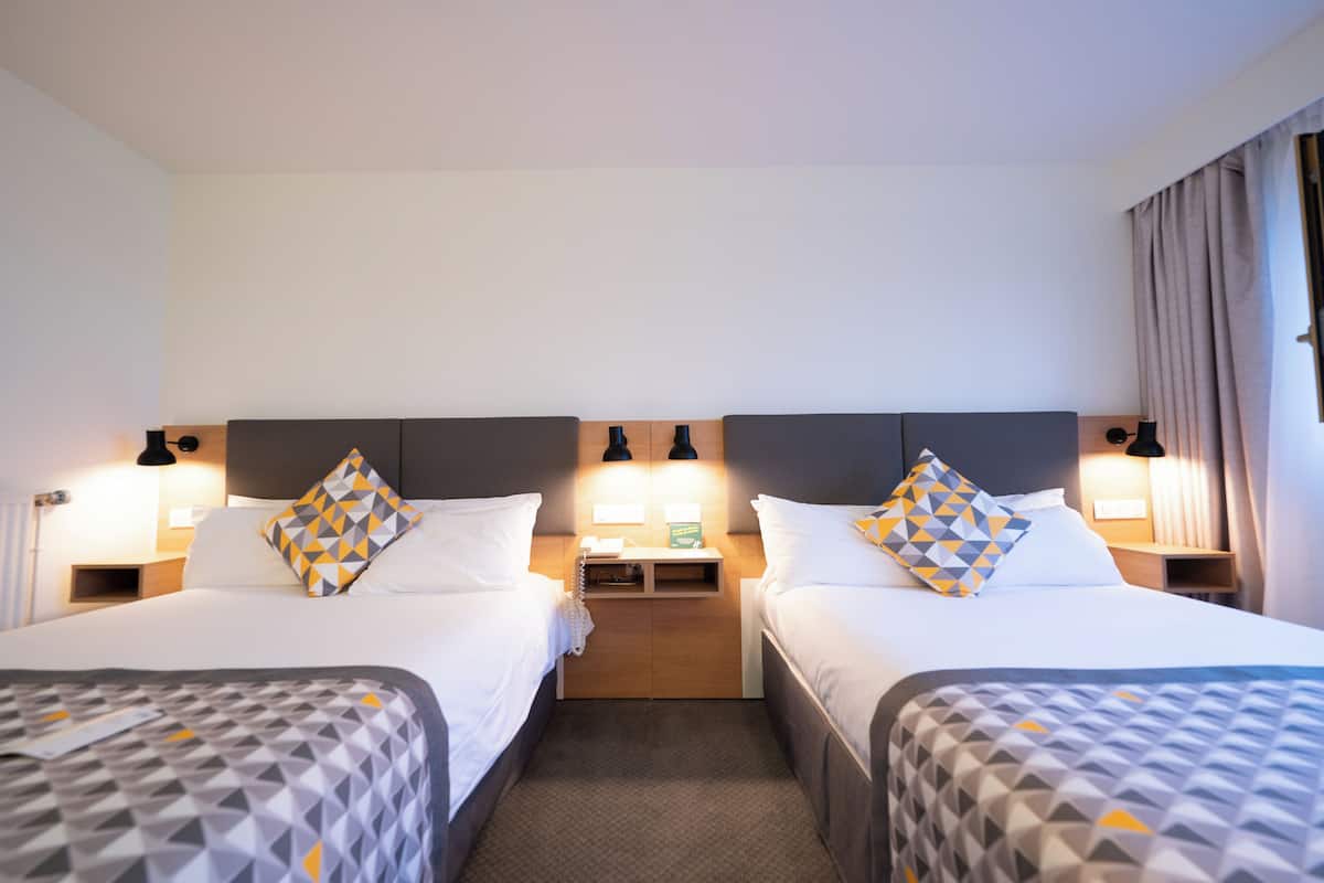 Standard Room | Minibar, desk, blackout drapes, iron/ironing board