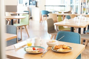 Daily buffet breakfast for a fee - Holiday Inn Calais by IHG (Calais)