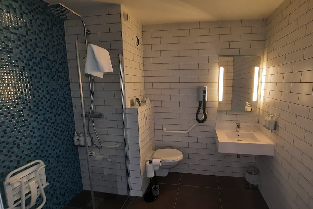 Standard Room, 1 Queen Bed, Accessible