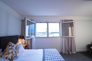 Minibar, desk, blackout curtains, iron/ironing board - Holiday Inn Calais Centre Car Ferry  (Calais)