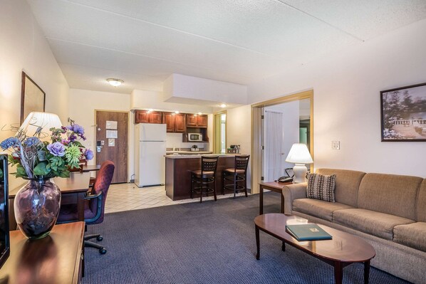 Studio Suite, 1 King Bed, Jetted Tub | Desk, laptop workspace, blackout drapes, iron/ironing board