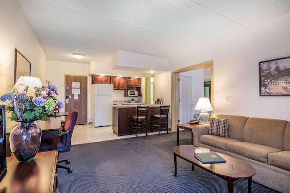 Studio Suite, 1 King Bed, Jetted Tub | Desk, laptop workspace, blackout drapes, iron/ironing board