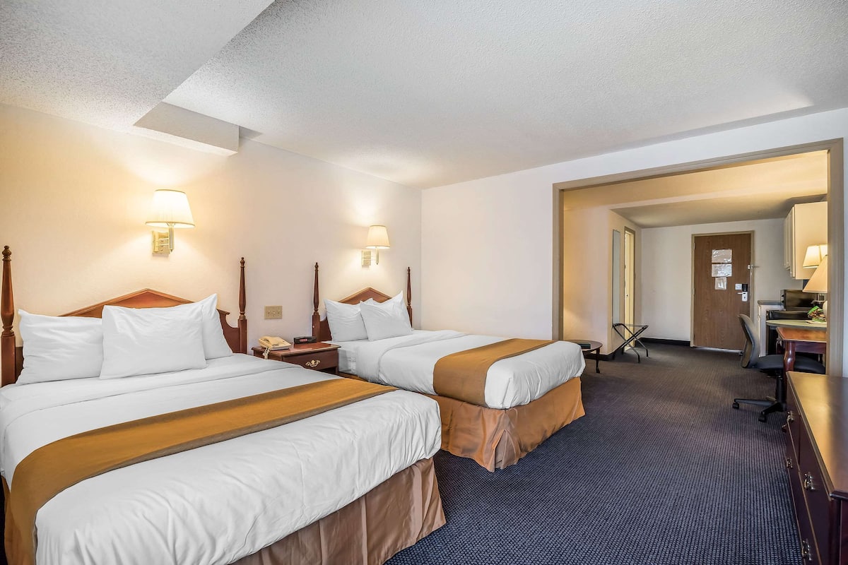 Suite, 2 camas matrimoniales, para no fumadores | Escritorio, espacio para trabajar con laptop y cortinas blackout