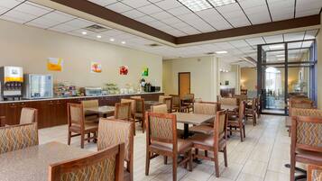 朝食 (フル ブレックファスト)、毎日提供 (無料)