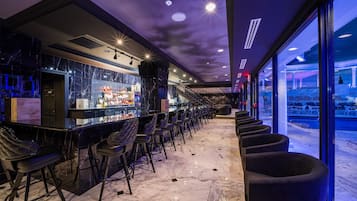 2 restoran, melayani makan malam