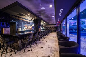 2 restaurants, dinner served