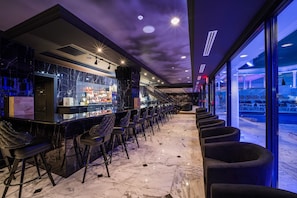 2 restaurants, dinner served