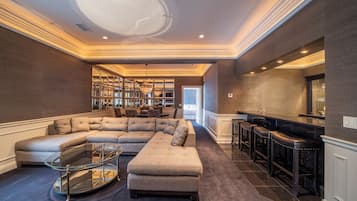 Presidential-Suite | Wohnbereich | 42-Zoll-Fernseher mit Premium-TV-Sendern, iPod-Dockingstation