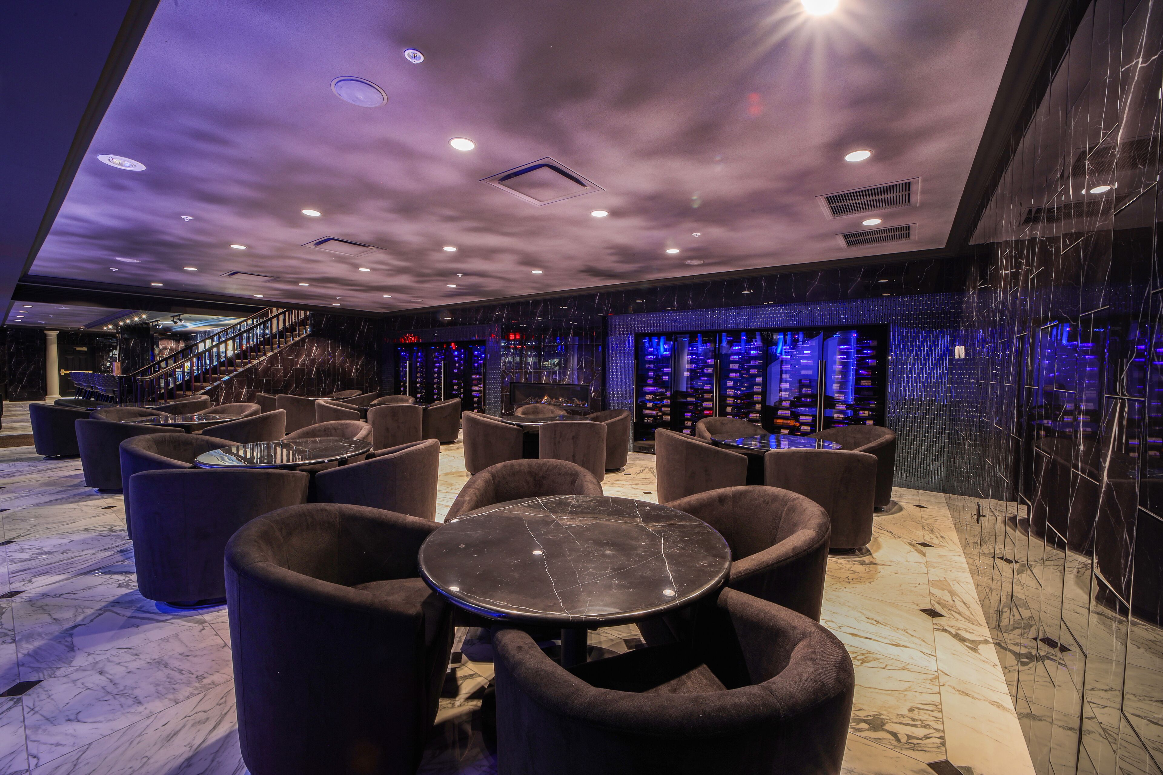 2 restaurants, dinner served