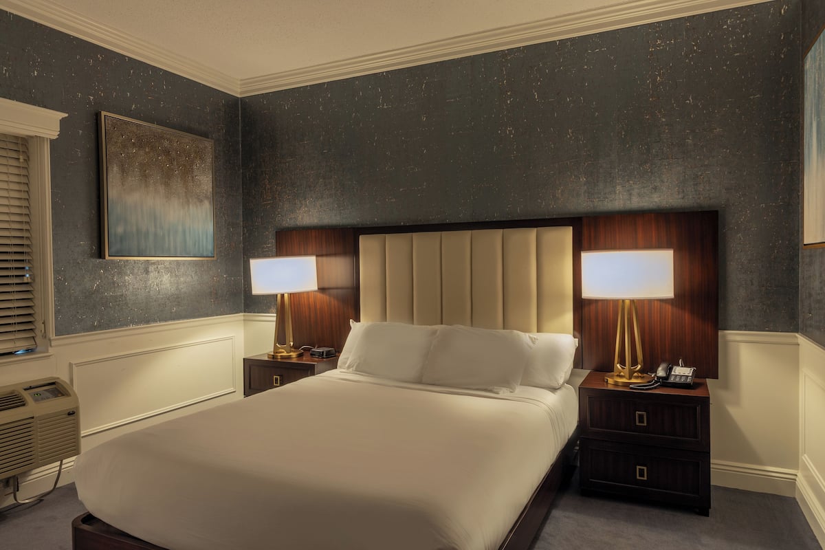 Chambre Luxe, 1 grand lit, accessible aux personnes à mobilité réduite | Draps en coton égyptien, literie de qualité supérieure, surmatelas