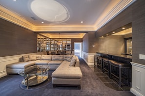 Presidential Suite | Wohnzimmer | 42-Zoll-Fernseher mit Premium-TV-Sendern, iPod-Dockingstation