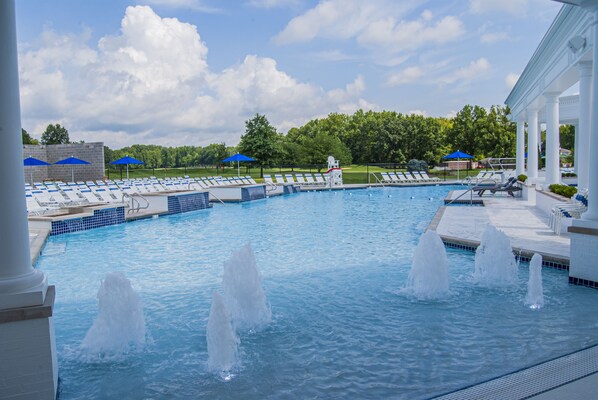 Una piscina techada, una piscina al aire libre de temporada, sombrillas