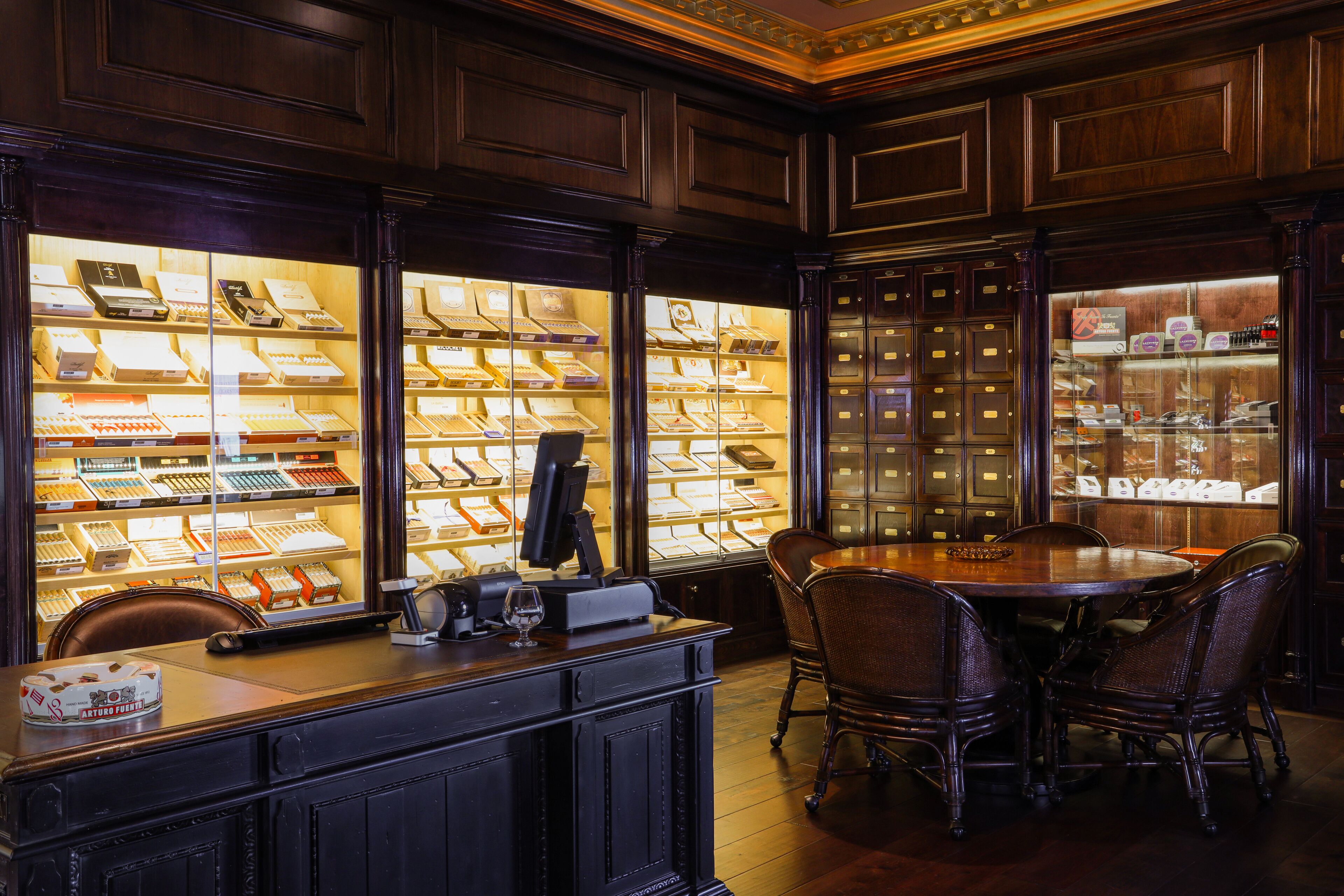 4 bars/lounges, poolside bar