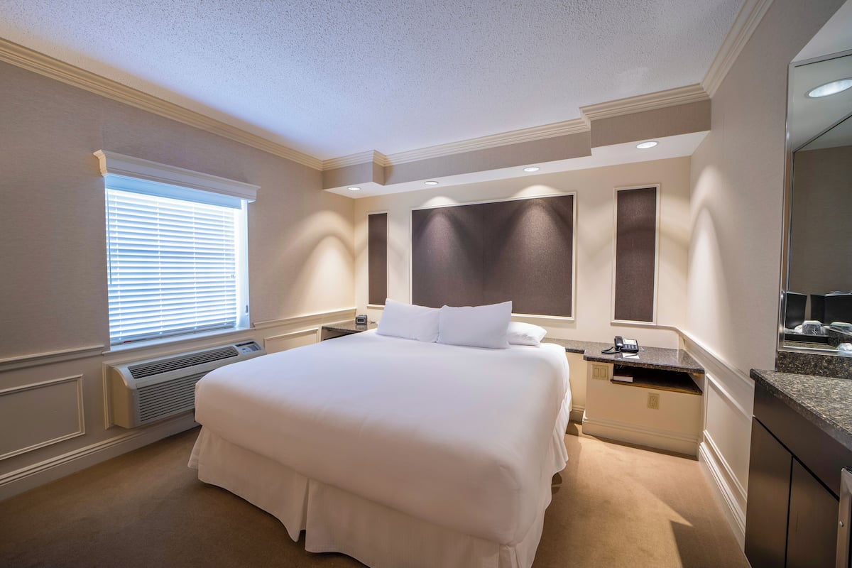 Chambre « Premier », 1 très grand lit | Draps en coton égyptien, literie de qualité supérieure, surmatelas