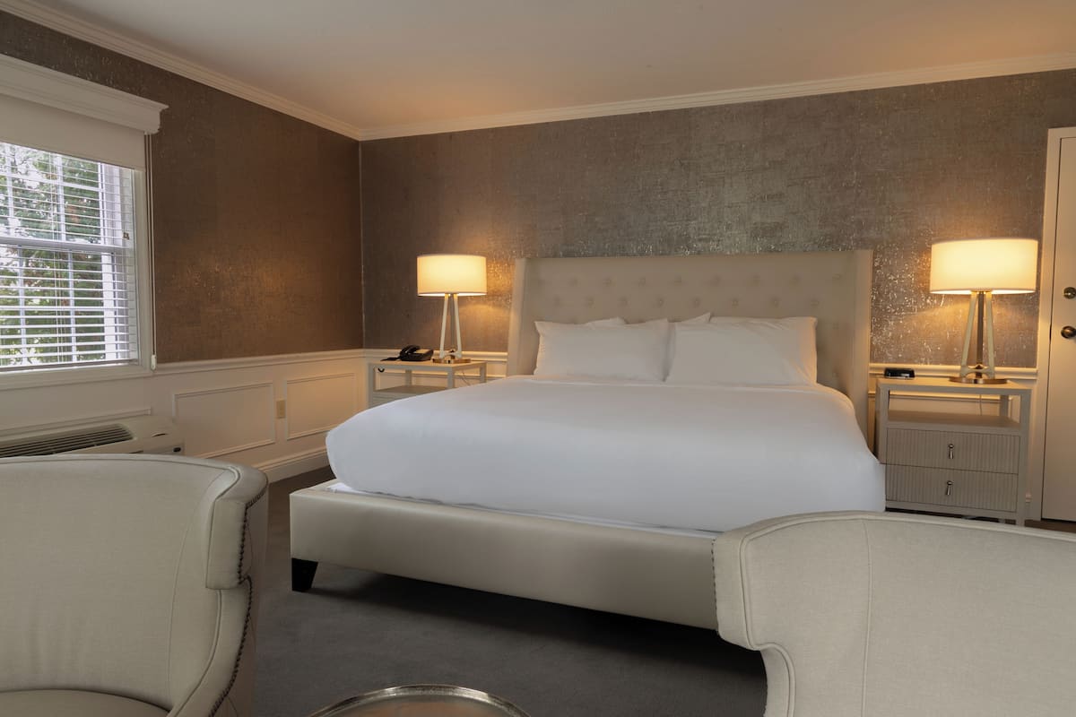 Chambre, 1 très grand lit, baignoire à jets | Draps en coton égyptien, literie de qualité supérieure, surmatelas