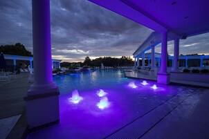 Una piscina cubierta, una piscina al aire libre de temporada, sombrillas